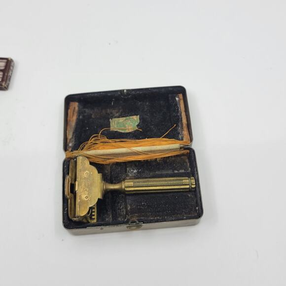 Vintage GEM Junior Single Edge Razor with original brass case and accessories - Picture 4 of 9